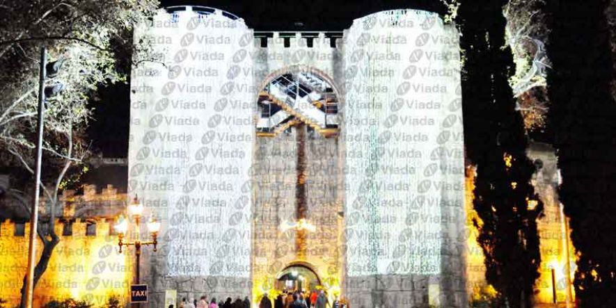 Cortinas Led Cubriendo Torres De Castillo 1